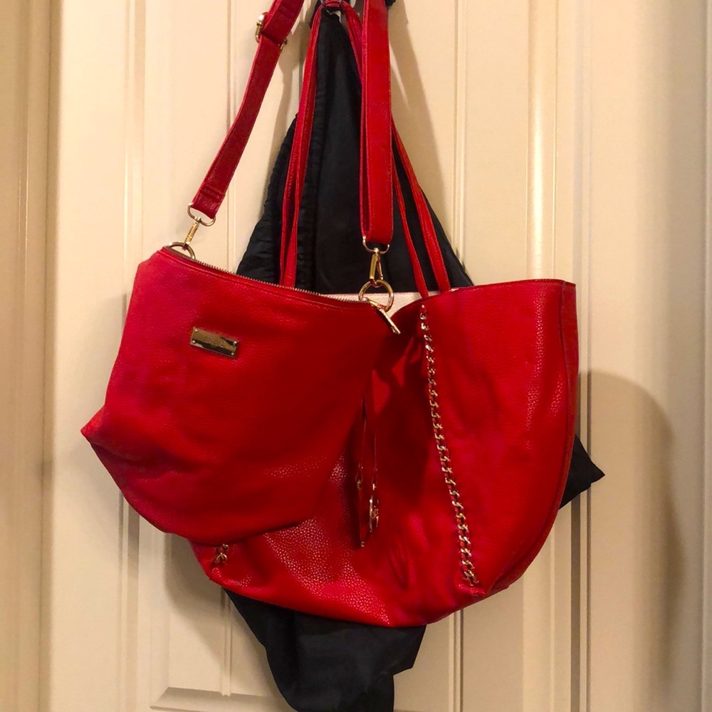BCBG purse w/ reservable bag and dust bag included.